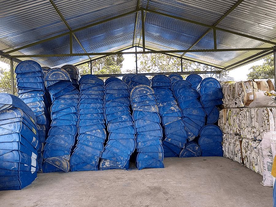 Descripción: Un almacén con una gran cantidad de bolsas azules dentro, utilizadas para la gestión de residuos.